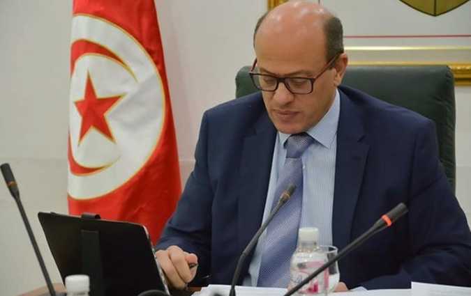 وزير الصناعة يعتذر من الشعب التونسي بشأن صفقة تصنيع الكمامات

